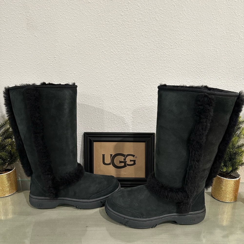New: UGG Women’s Sunburst Boots 
Size 6